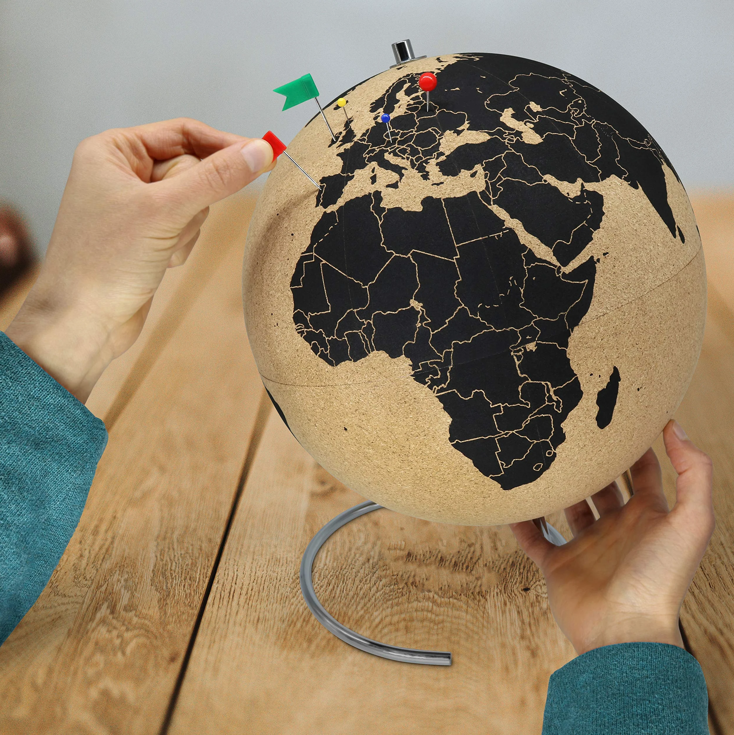 Gran globo terráqueo de corcho de 33 cm de alto con 54 chinchetas diferentes - Globo terráqueo giratorio hecho de corcho - Globo terráqueo como idea de regalo para los amantes de los viajes