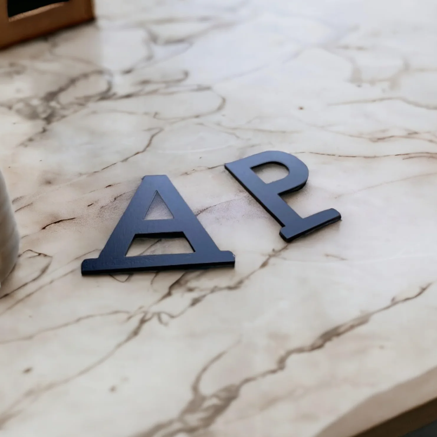 Tablero Menú para Pared de Madera - Pizarra de Letras Intercambiables - Incluye 5 Rieles y Set de 462 Letras y Símbolos - Tablero para Cafetería, Restaurante o Tienda - Personalizable y Reutilizable