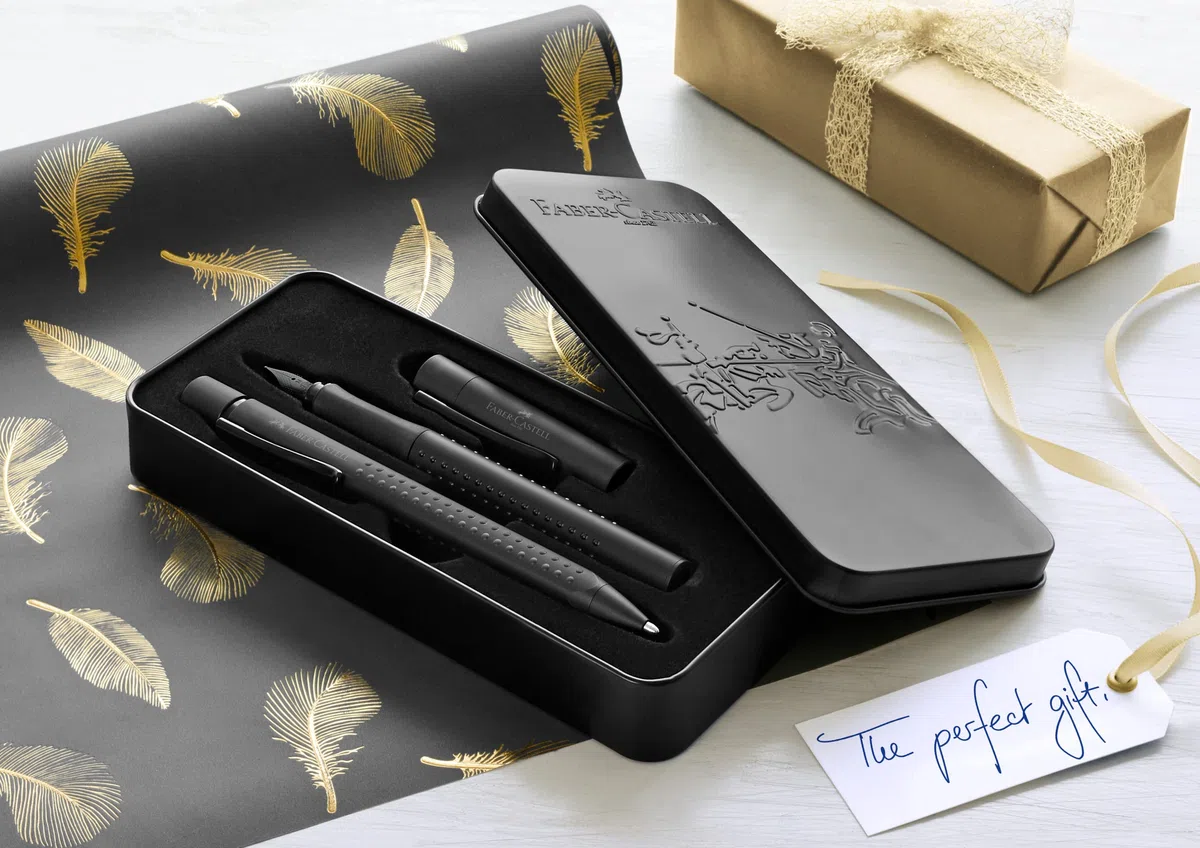 FABER-CASTELL 201626 - Set de regalo Grip Edition, All Black, con pluma estilográfica M y bolígrafo XB en estuche metálico